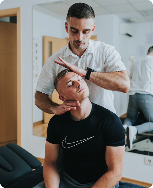 Physiotherapie zur Förderung der Gelenkbeweglichkeit und Stärkung der Muskulatur in einem modernen Therapiezentrum.